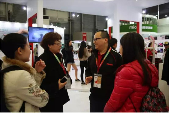 AWE展区迎来 中国家电协会副理事长王雷(图2)