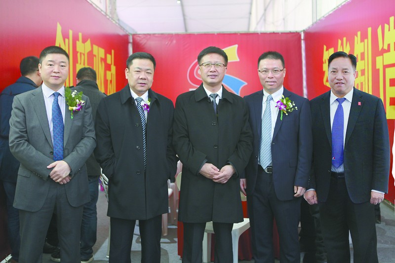 十六届中国电器文化节 电器行业巅峰展会(图2) 开幕式上的那场春雨,不仅滋润了瓯江两岸,更是滋润了电器人的心田。智能制造,犹如春风化雨,坚定的信念舞动长空;创新驱动,犹如春雷催耕,求索的脚步跨越天涯。