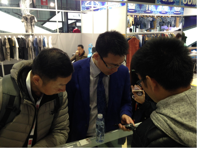 果壳智能圆表闪耀上海服装展 获得展商人士的好(图1)