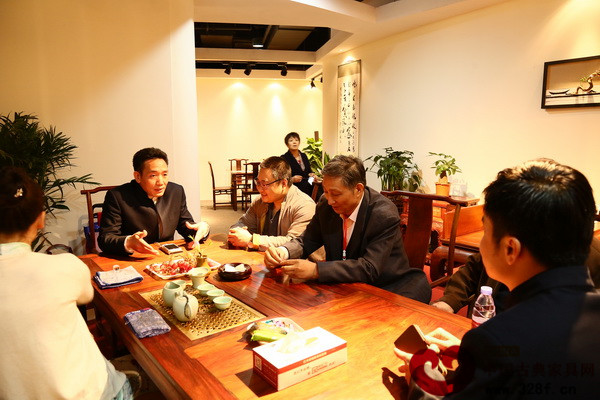 集古韵今总经理陈新平向莅临展厅参观的专家详细介绍集古韵今的产品理念