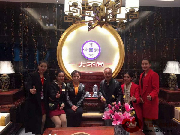 集古韵今销售团队与原故宫家具修复专家王秀林（右三）、明清家具鉴赏专家马清竹（左三）合影