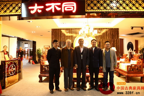 集古韵今总经理陈新平（右二）与原故宫博物院文保科技部主任、中国著名红木专家曹静楼（右三），东北林业大学明清家具研究所所长牛晓霆（右一），中央民族大学人体工程学教授苏垣（左二），全联艺术红木专家专委会执行会长兼秘书长、弘木传媒CEO林伟华合影