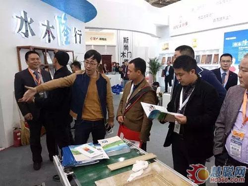 麦宗毅总经理为客户介绍华隆涂料产品及涂装设备