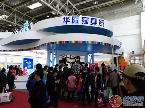 展台外侧的大屏幕，播放华隆涂料发展历程沙画