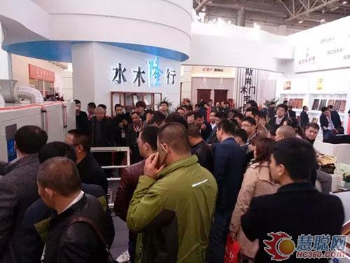 华隆展馆内人头攒动