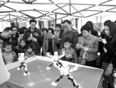 汕头市首届机器人科技展吸引众多市民前往参观