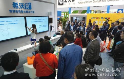 希沃同步亮相京广教装展，吸引了众多来宾关注(图4)