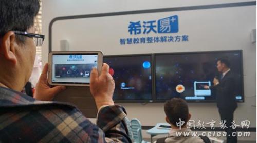 希沃同步亮相京广教装展，吸引了众多来宾关注(图3)