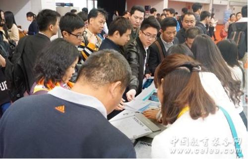 希沃同步亮相京广教装展，吸引了众多来宾关注(图2)
