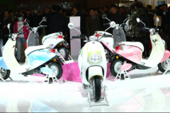 电动车智能化时代爱玛新款电动车亮相天津展