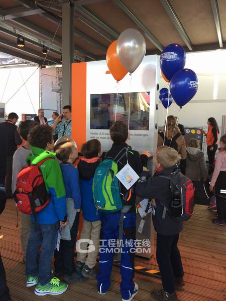图为捷尔杰组织德国学生参观展台，了解科技对生活的改变