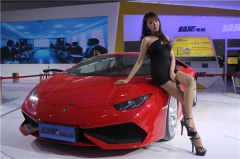 超威成南京展最火爆展位 豪车美女惊艳全场