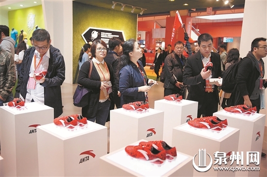 在晋江鞋博会上，客商参观安踏足球展馆