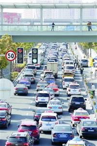 因为预案到位,虽然有大客流的短暂拥挤,但国展中心周边道路还是秩序井然。