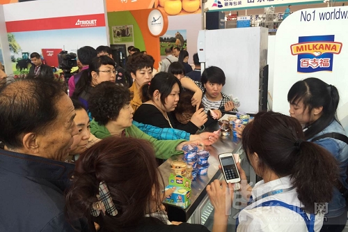 展会热闹 市民热情参与度高热情，参与度高(图1)
