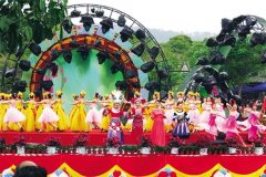 撑红伞跳动人舞蹈 吹芦笙展民族文化