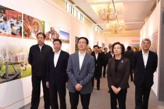 韩正应勇等参观“逐梦新时代·上海2012-17”主题展