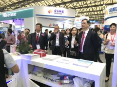 中国智能交通协会理事长吴忠泽参观信路威展台
