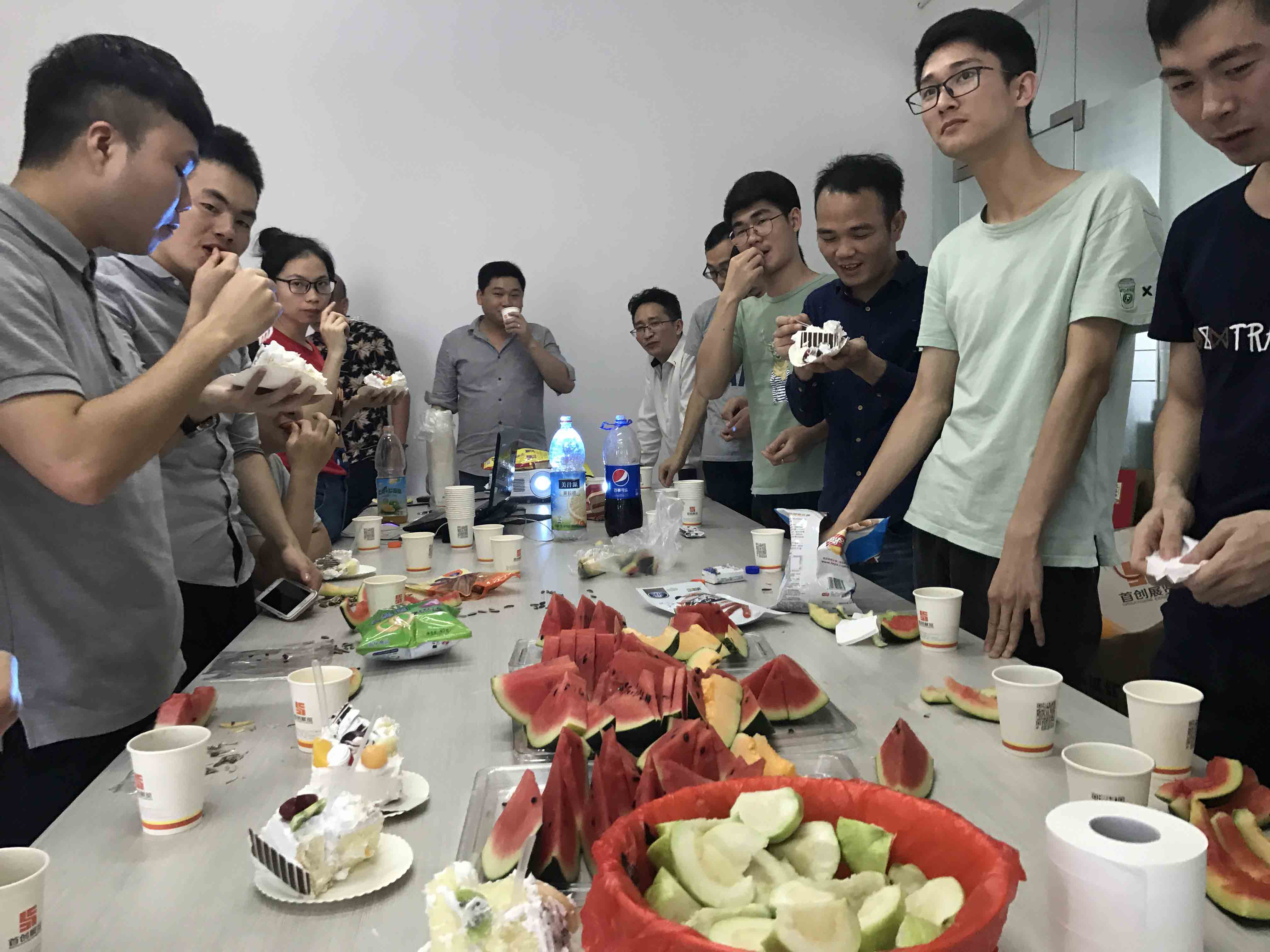 生日狂欢|首创全体同事举杯祝小欢欢生日快乐。(图12) 生日狂欢|首创全体同事举杯祝小欢欢生日快乐。(图12)