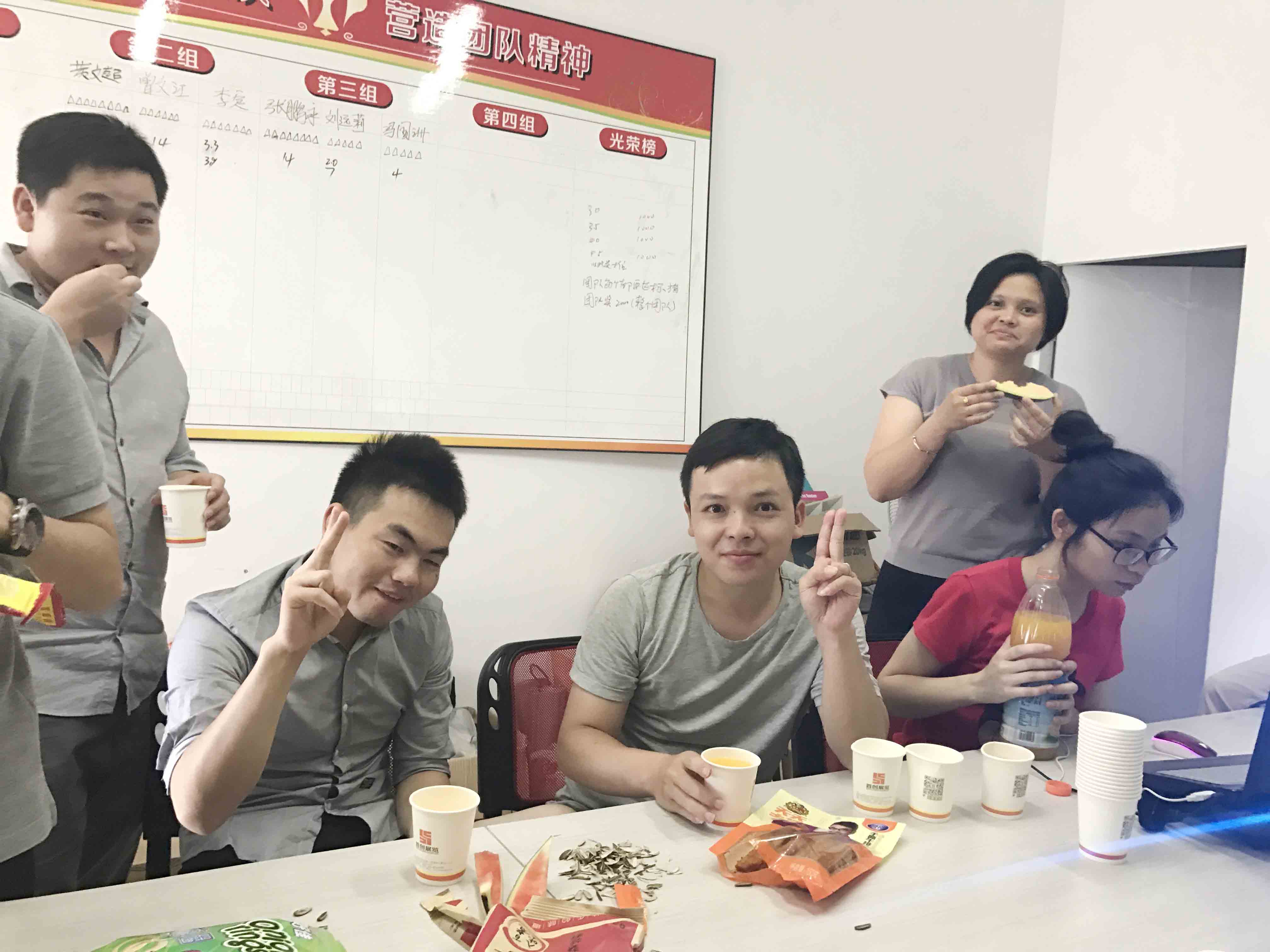生日狂欢|首创全体同事举杯祝小欢欢生日快乐。(图13) 生日狂欢|首创全体同事举杯祝小欢欢生日快乐。(图13)