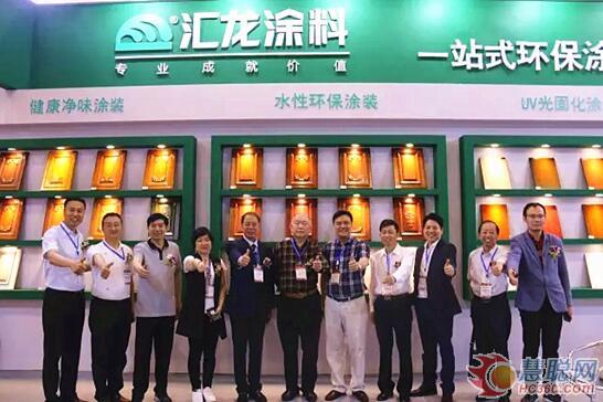 汇龙涂料亮相2017西部门窗展 这个展位有点"抢镜"!(图5) 中国林产工业协会秘书长石峰等行业领导走访展位,为汇龙涂料点赞