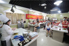 扬子晚报进校园 西点体验展笑颜